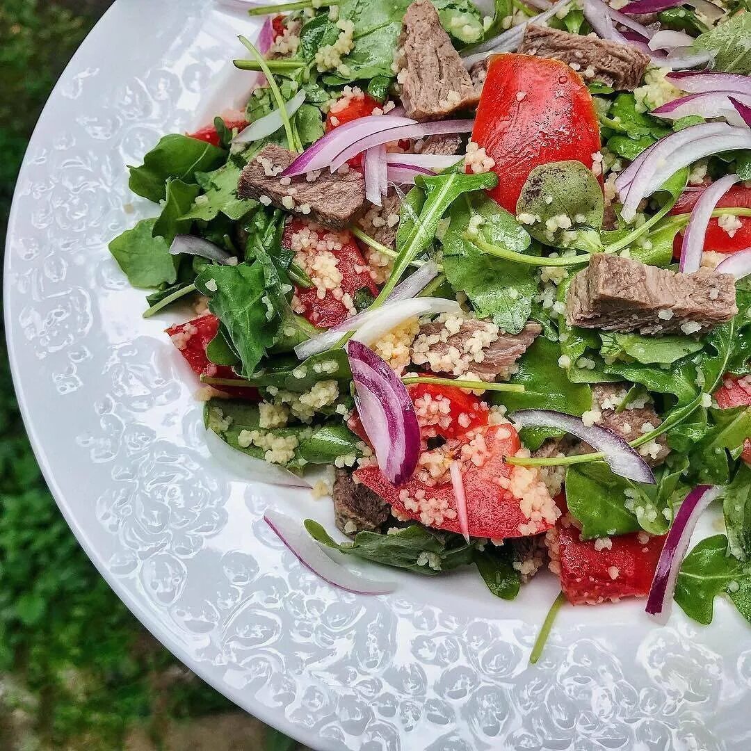 Салат с рукколой и говядиной и помидорами. Тёплый салат с говядиной и рукколой. Татарский салат. Салат с Рукколо и ГОВДИНО. Салат татарский классический