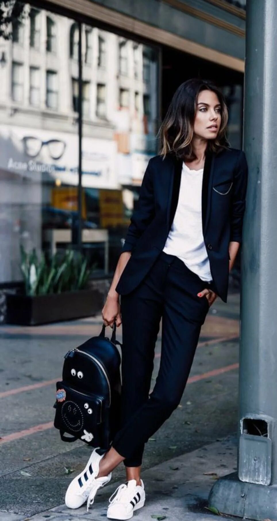 Классический спортивный стиль одежды. Луки с adidas Superstar. Классический образ девушки. Спортивно элегантный стиль. Костюм с кроссовками женская.