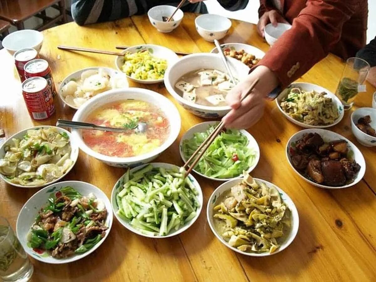 Кухня Китая. Национальная кухня Китая. Традиционная китайская кухня. Китайский стол с едой.