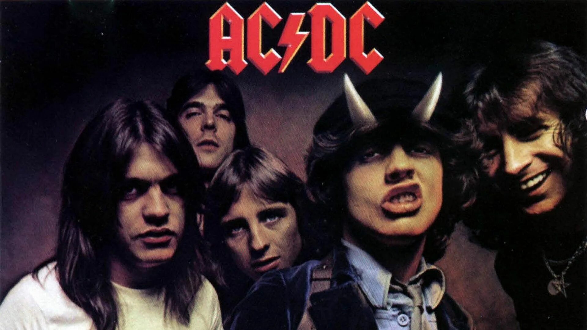 Солист группы ИСИ ДИСИ. Рок группа АС ДС. Группа AC/DC молодые. AC DC 1979. Ac dc группа песни слушать