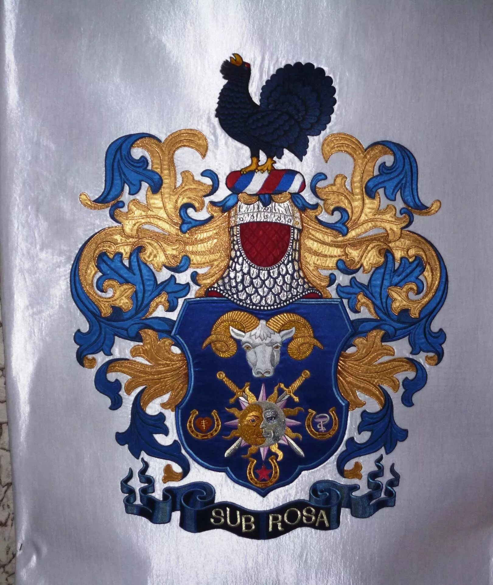 на верхнем платье вышит фамильный герб. на верхнем платье вышит фамильный герб. на верхнем платье вышит фамильный герб. вышивка фамильный герб.