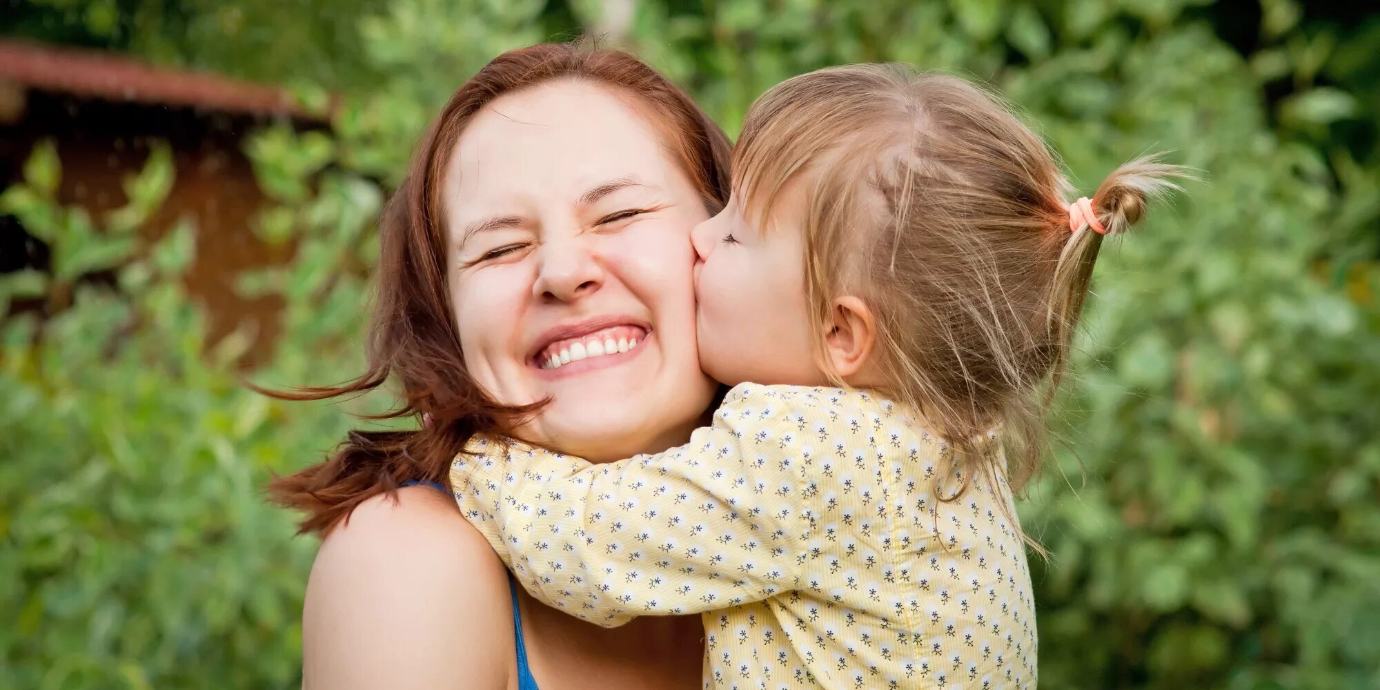 Mother has a daughter. Объятия детей. Женщина с ребенком. Мать с ребенком. Объятия мамы.