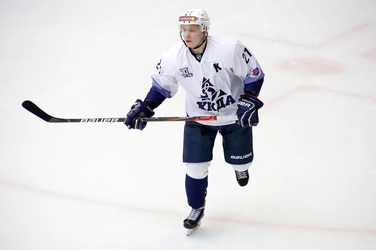 4 хоккеиста. 4 хоккеиста. обои воронков хоккеист. динамо спб хоккей. воронков хоккеист сборной россии на чм по хоккею 2022.