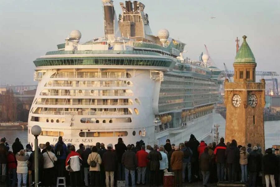 Самый большой пароход в мире. Самые большие лайнеры в мире. Самые большие корабли в мире. Самый огромный лайнер в мире. Огромные пароходы