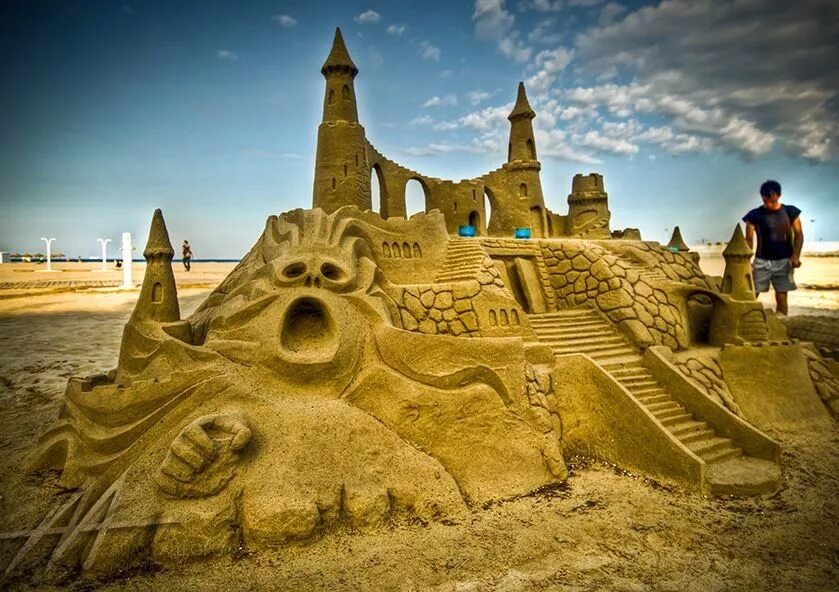 Замок из песка. Красивый песочный замок. Домик из песка. Замок из песка на пляже. Sandcastle picture