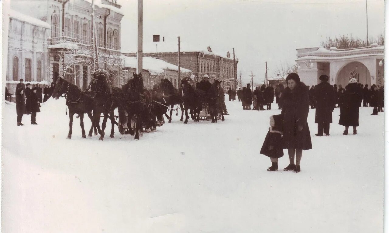 Дата 25 октября картинки. Северная трасса детская железной дороги 1948. День загадок 25 октября. Стихотворение про детский сад. Три года тому назад 25 октября маленькая.