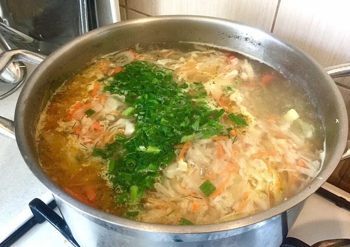 Варить суп видео. Суп в кастрюле. щи в кастрюле. вкусные щи из свежей капусты. пустые щи.
