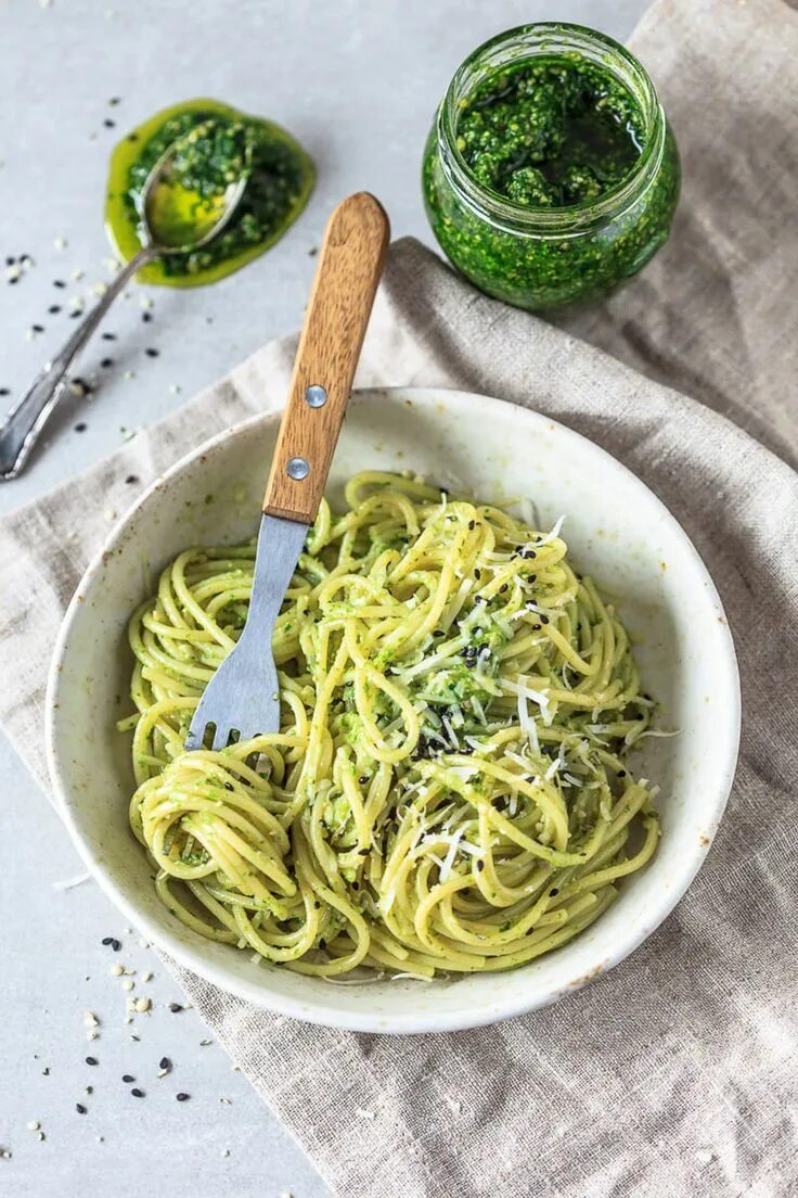 Макароны с соусом песто из банки рецепт. Спагетти с соусом песто. Макароны с соусом песто из банки рецепт. Паста с песто и пармезаном. Макароны с соусом песто из банки рецепт.