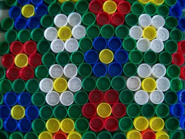 коврик из пластмассовых крышек. коврик из пробок пластмассовых. коврик из пластмассовых крышек. массажный коврик из крышек. коврик из пластиковых крышек своими руками.