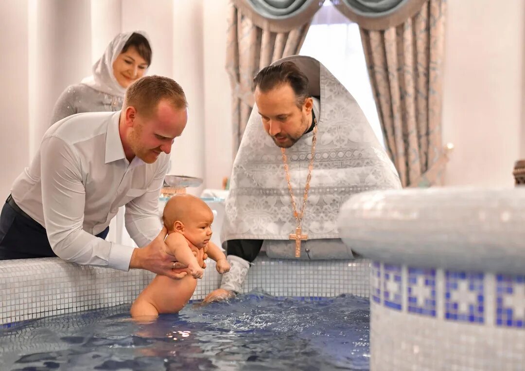 Можно ли мальчику крестить мальчиков. Крещение мальчика. С Крещением ребенка мальчика. Крещение мальчика фотосессия. Крещение дома.