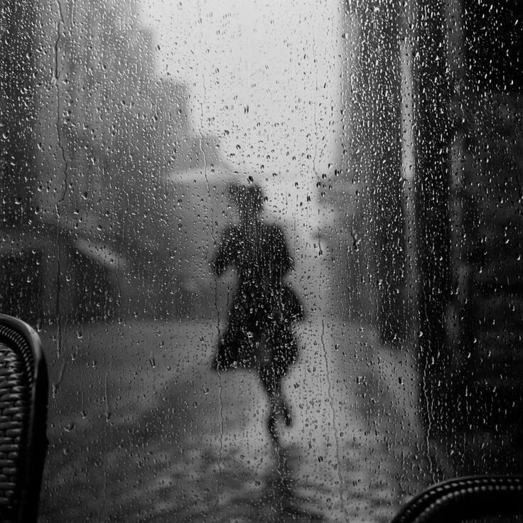 Дождь силуэт. Силуэт под дождем. Силуэт человека в Дожде. Тень дождя.