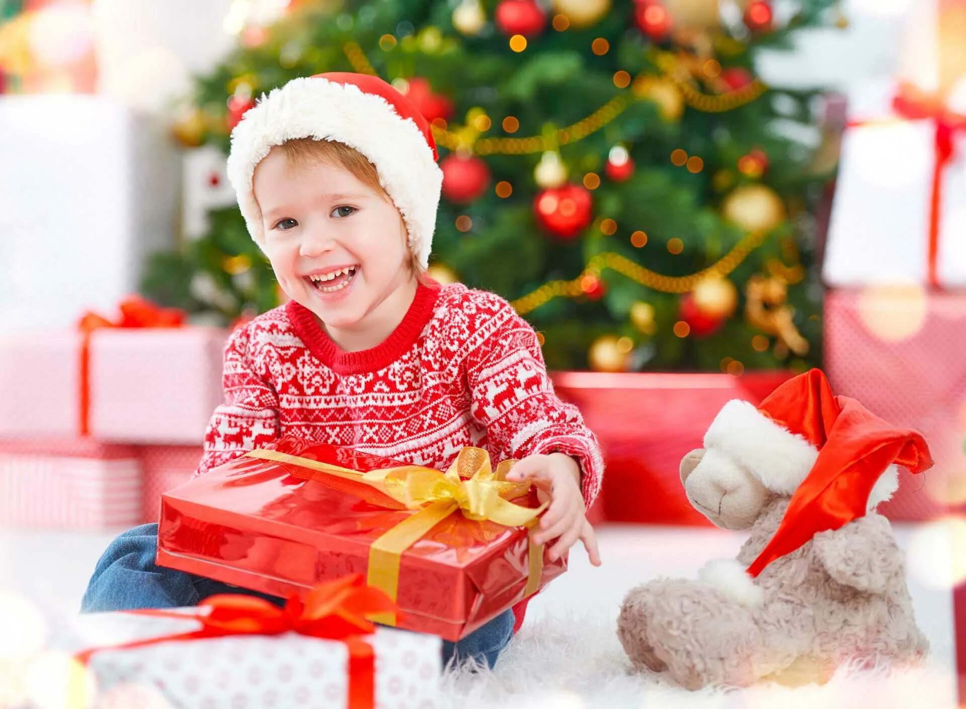 Подарки под ёлкой. Новогодние подарки для детей. Новый год дети. Новый год елка подарки дети. Рождество дарит подарки
