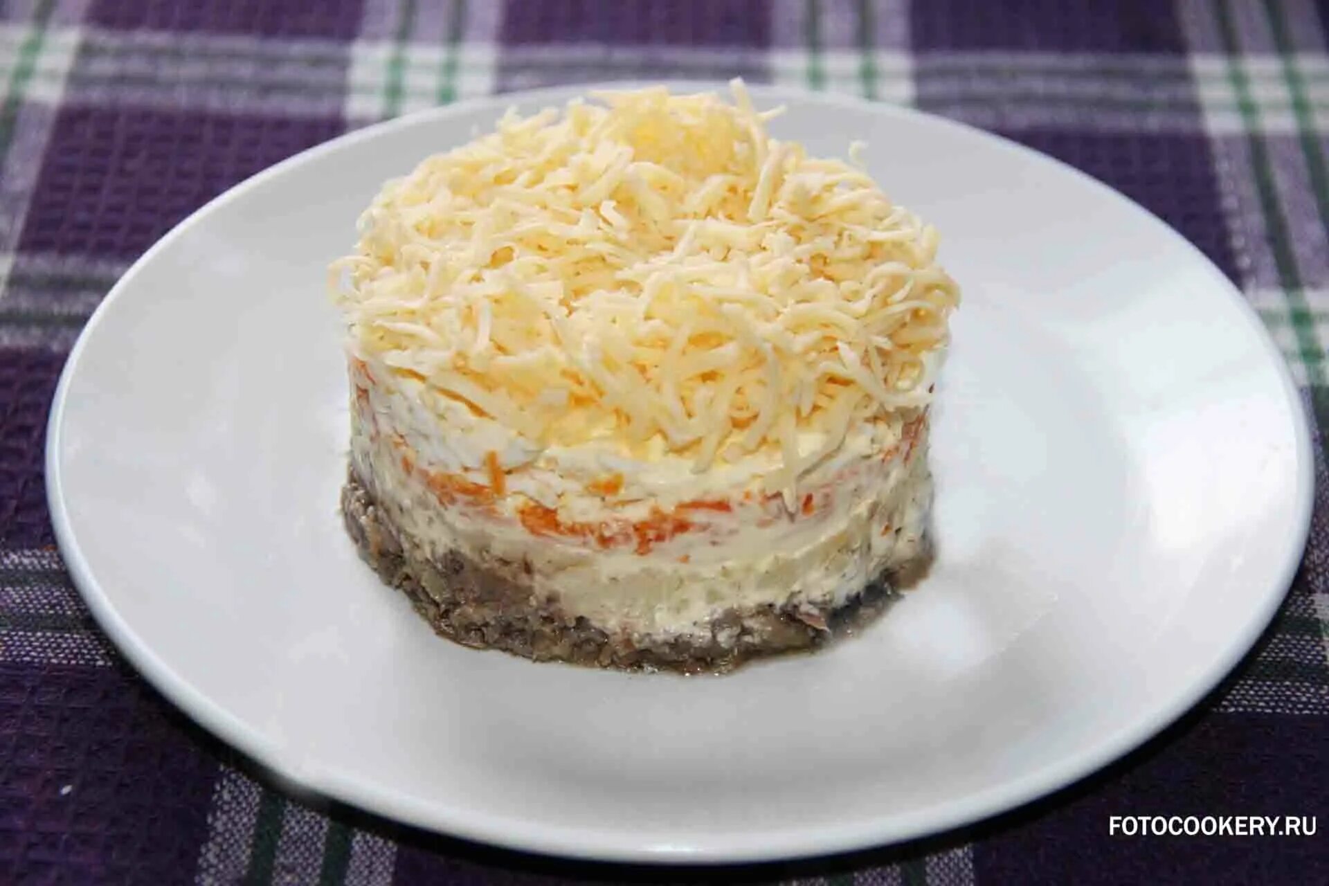 Салат со шпротами. Шпротный салат слоеный. Рецепт салата со шпротами и плавленным. Салат со шпротами и рисом. Салат со шпротами.