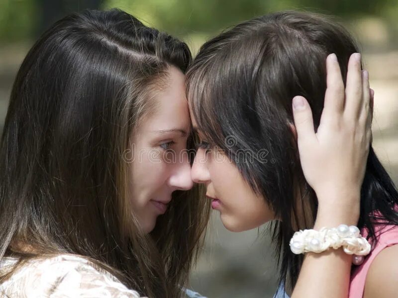 Девушки спать два. Аниме девочка в пижаме. Юри сёдзе. Минамино юри. Лорена гарсия поцелуй.