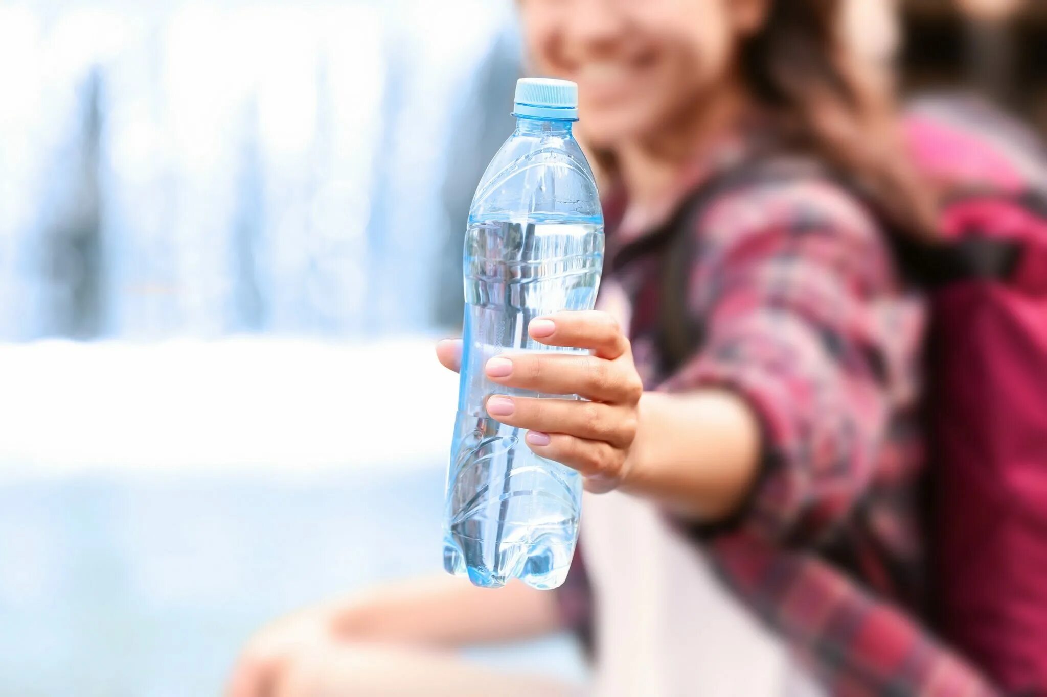 Чистая вода. Питьевая вода. Просят бесплатную воду. Питьевая вода. Пьет из родника.
