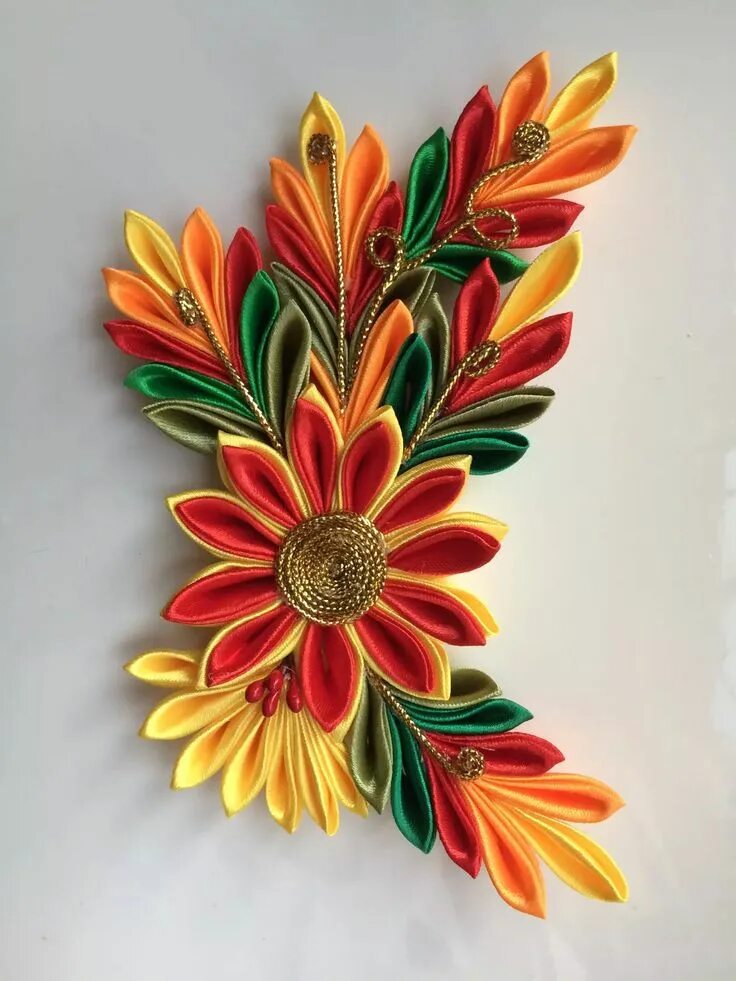 Цветок в технике канзаши. Техника канзаши. Цветы канзаши. Цумами канзаши. Панно в технике канзаши.