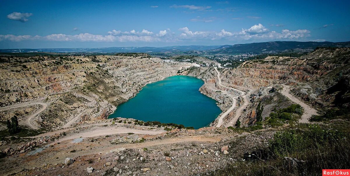 Озеро сердце кадыковский карьер балаклава. Карьеры известняк крым. Карьеры крыма сайт. Карьеры крыма сайт. Кадыковский карьер балаклава.