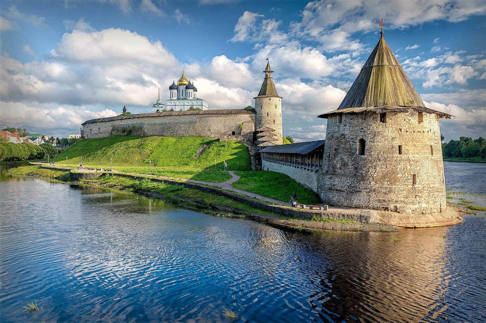 Туры псков санкт. Псковский Кремль кром. Псковский кром Псков. Псков Изборск Печоры. Псковский кром достопримечательности Пскова.