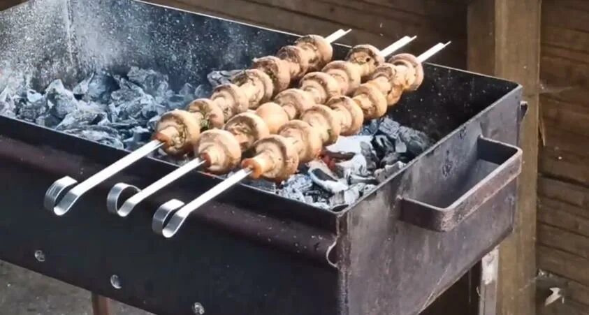 Как сделать шашлык из шампиньонов. Шампиньоны на шампурах. как приготовить шампиньоны на мангале на шампурах. приготовить грибы на мангале какую вкусную заправку сделать.