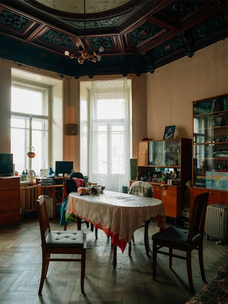 Интерьер старой квартиры в питере. Сталинский ампир холл. Интерьеры сталинских домов. Петербургский стиль в интерьере квартиры. Квартиры в старом доме в центре.