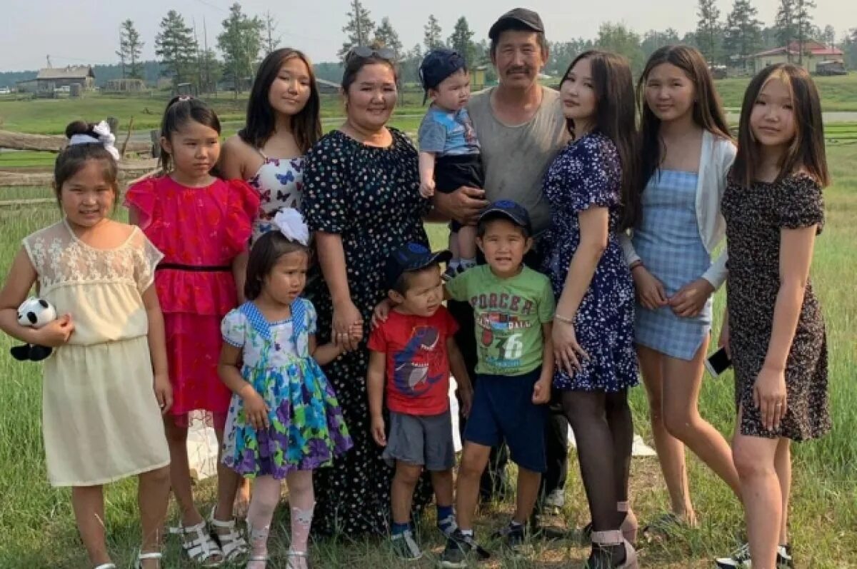 Многодетная якутия. Айсен николаев глава якутии семья. Многодетная семья в якутии. Якутская семья. Современная семья в якутии.