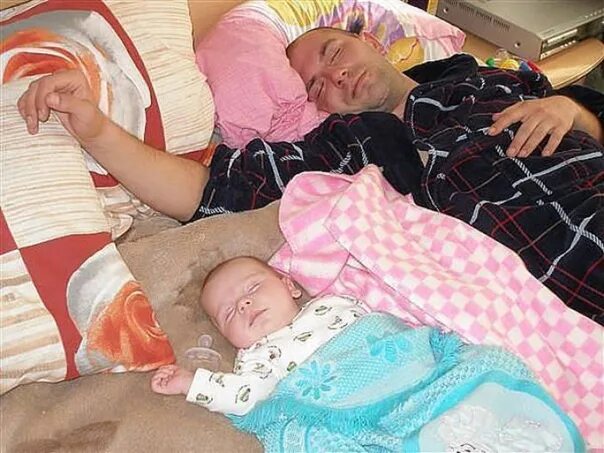 Он увидел спящую