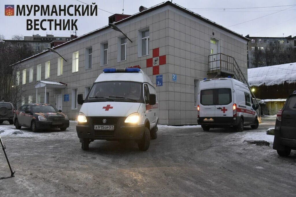 Скорей в мурманске. Эмблема скорой помощи мурманск. Скорей в мурманске. Мсч 5 полярный. Автомобили скорой помощи мурманска.