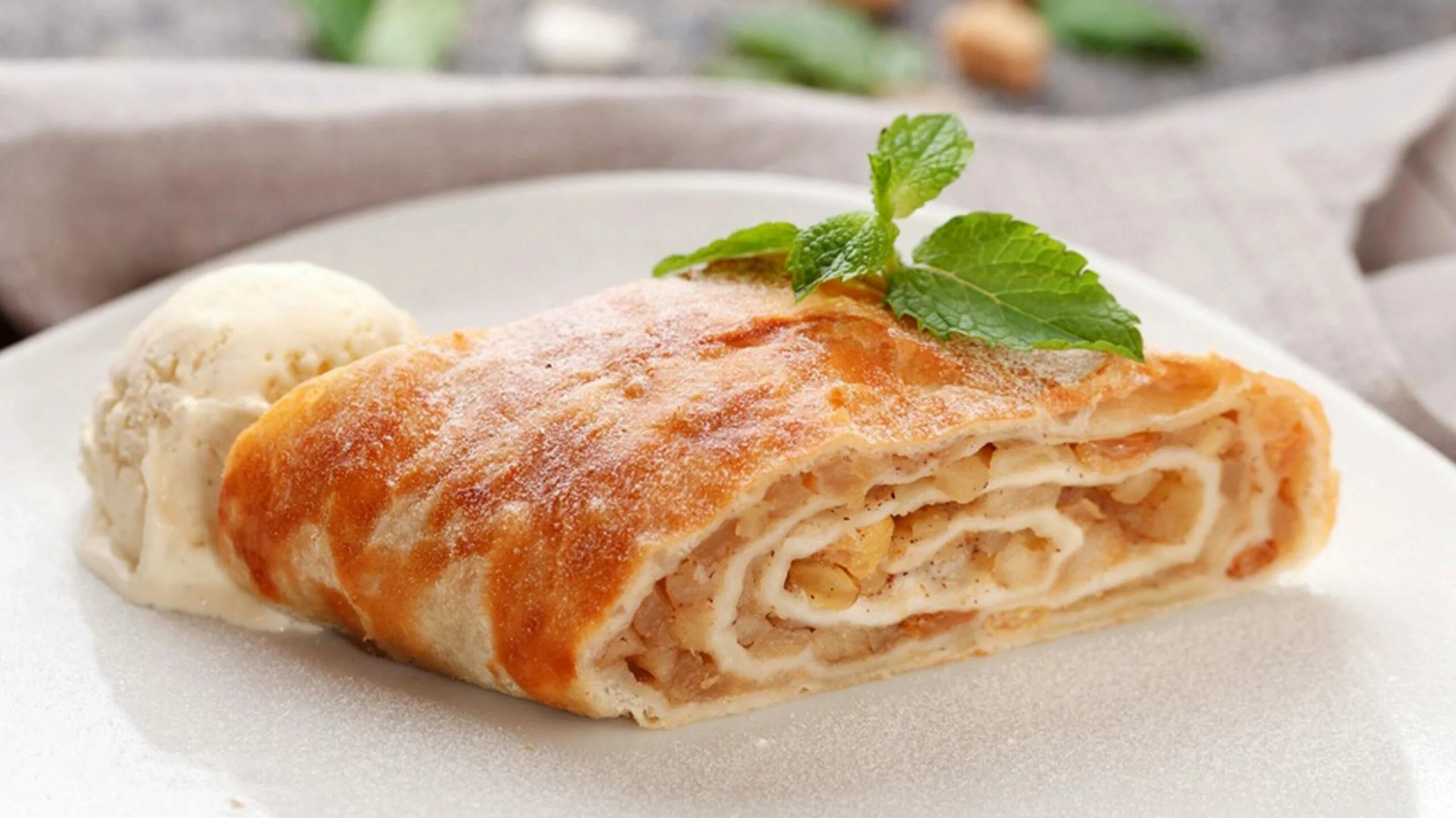 Штрудель с домашним тестом. Яблочный штрудель (Apfelstrudel). Венгерский штрудель. Венский апфельштрудель. Венский штрудель Австрия.