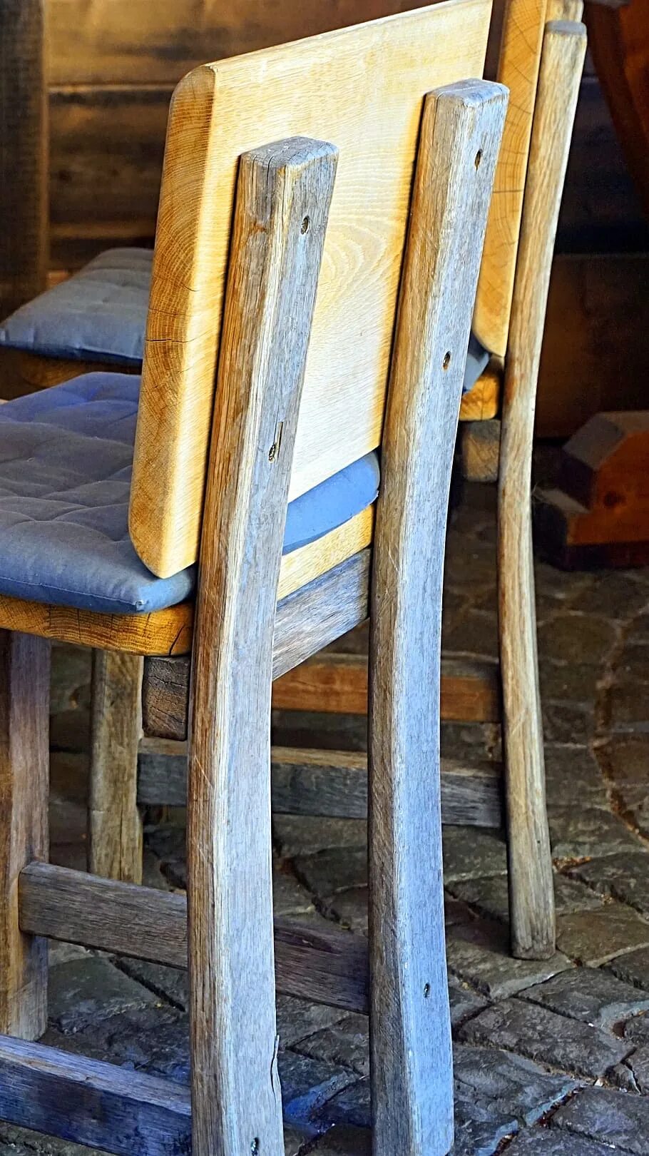 Старые сидушки. Старый стул. Старая табуретка. Рустик высокие табуреты. Гигантский старый стул.