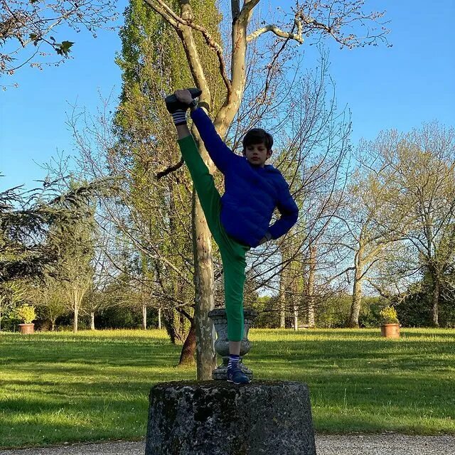 стоит статуя рука поднята