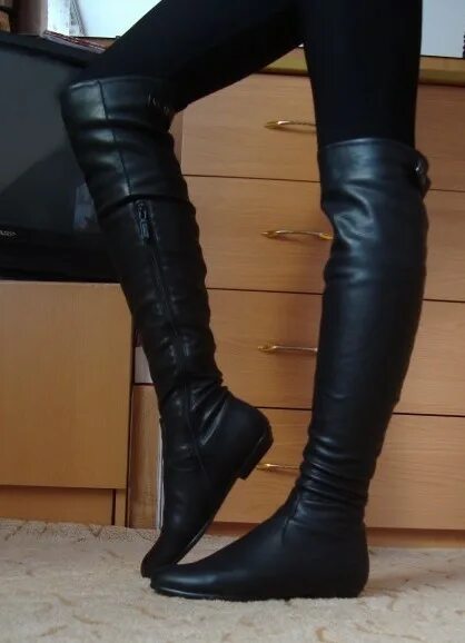 Сапоги ботфорты кожаные. Ботфорты бу. Сапоги велюр на девушке. Ботфорты mango. Ножки в замшевых сапогах.