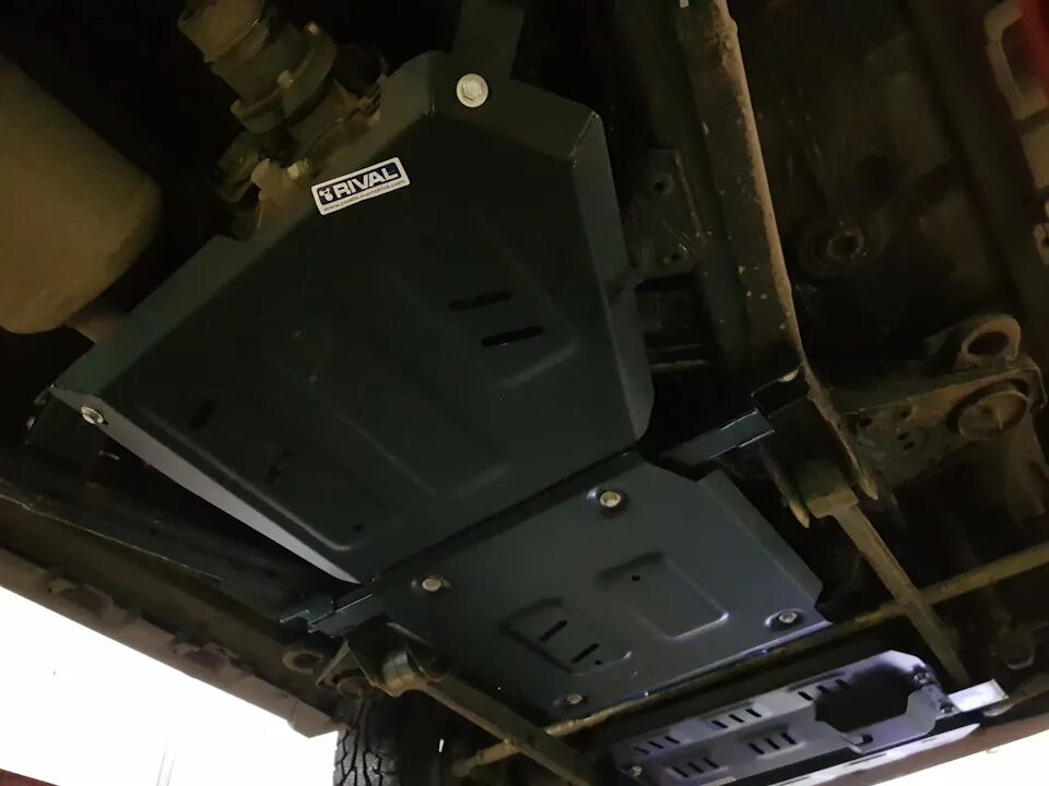 Suzuki jimny защита раздатки. Защита двигателя на suzuki jimny 3 поколения. Suzuki jimny защита. Защита днища suzuki jimny 2020. Защита картера для suzuki jimny.