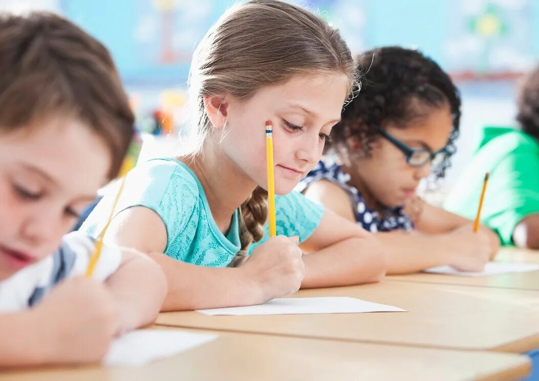 The are good pupils. Дети в школе. Дети пишут в школе. Школа тетрадь дети. Самостоятельный ребенок начальной школы.