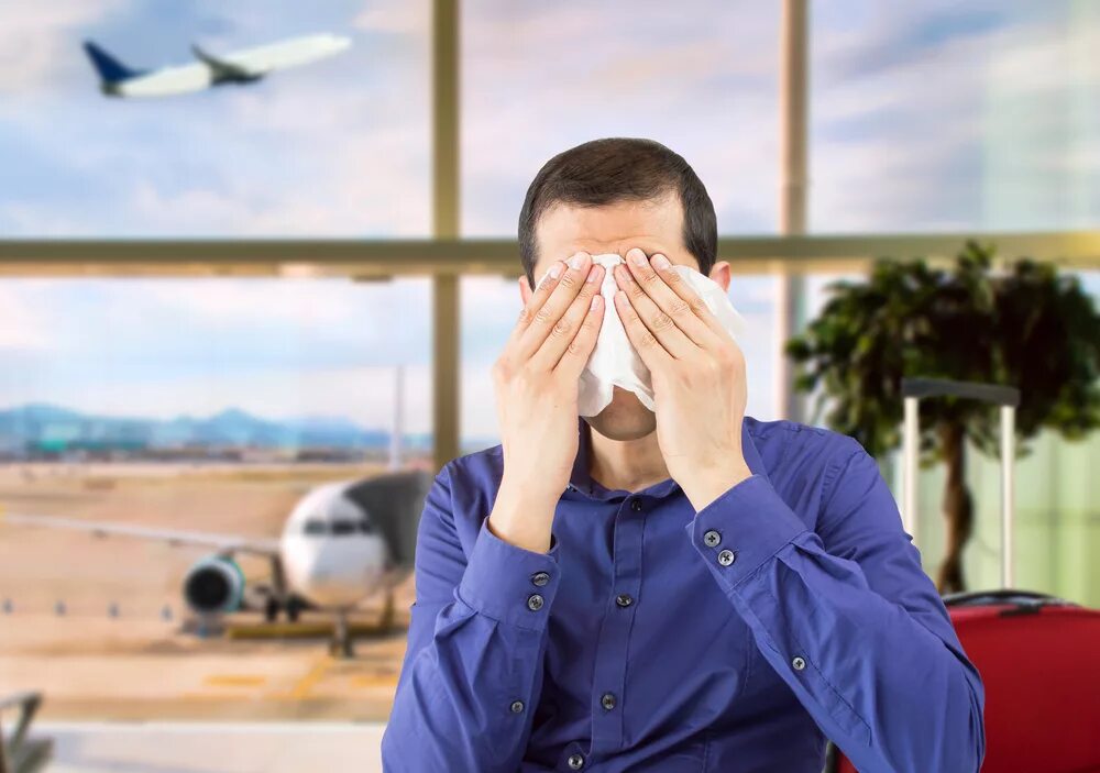 1 https sudact ru. Плачет в аэропорту. Несчастный бизнесмен. Мужчина в самолете. Грустный пассажир.