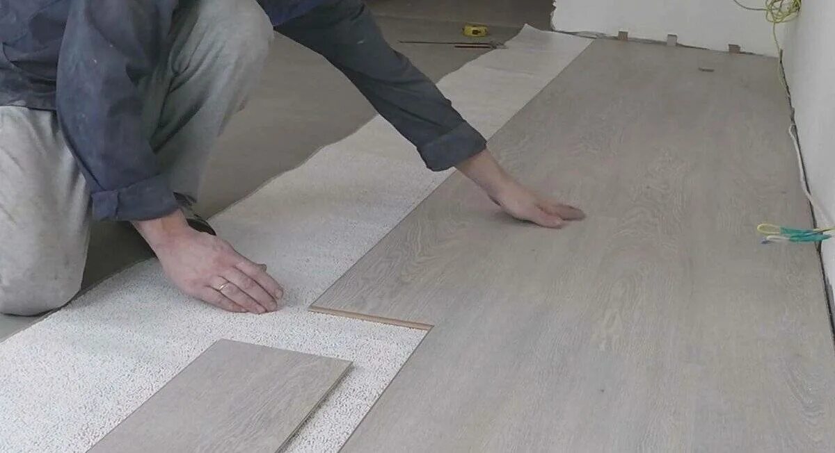 Пробковое покрытие для пола монтаж. Стяжка штукатурка. Что сначала стяжка или штукатурка стен. Укладка кирпичных перегородок на стяжку. Стяжка в новостройке.