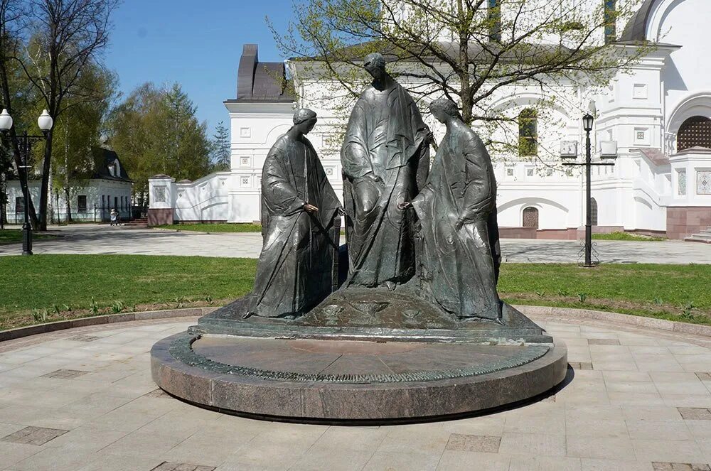 Статуя троицы ярославль. Памятник в ярославле женам. Памятник в ярославле женам. Троица (скульптурная композиция в ярославле). Исторический центр ярославля памятник.
