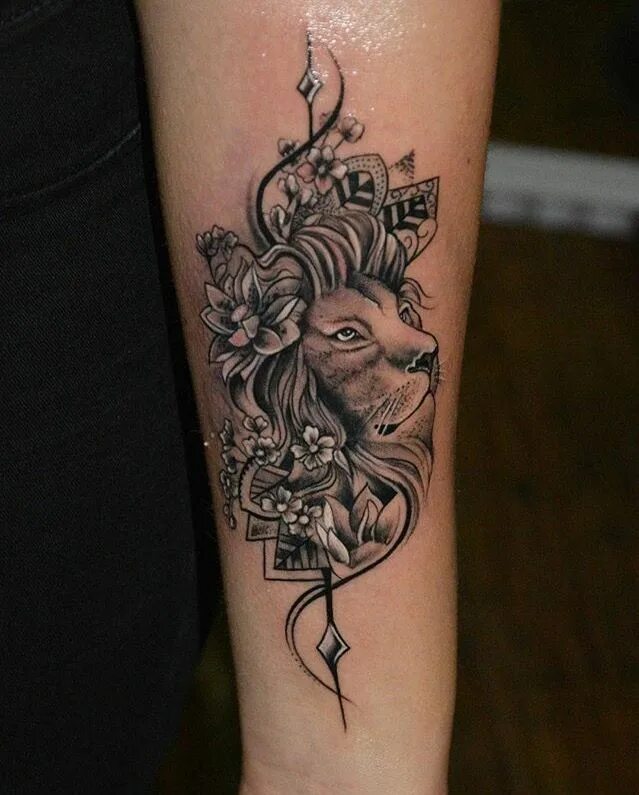 Тату на левую руку девушке. Тату львица на запястье для девушек. Тату лев для девушек. Тату лев для девушек маленькие. Тату лев для девушек.
