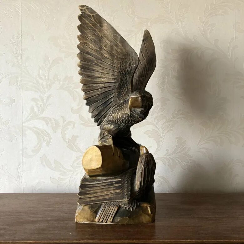 Деревянный Орел статуэтка. Фигурка орла из дерева. Статуэтка Орел дерево. Деревянные статуэтки Орлов.