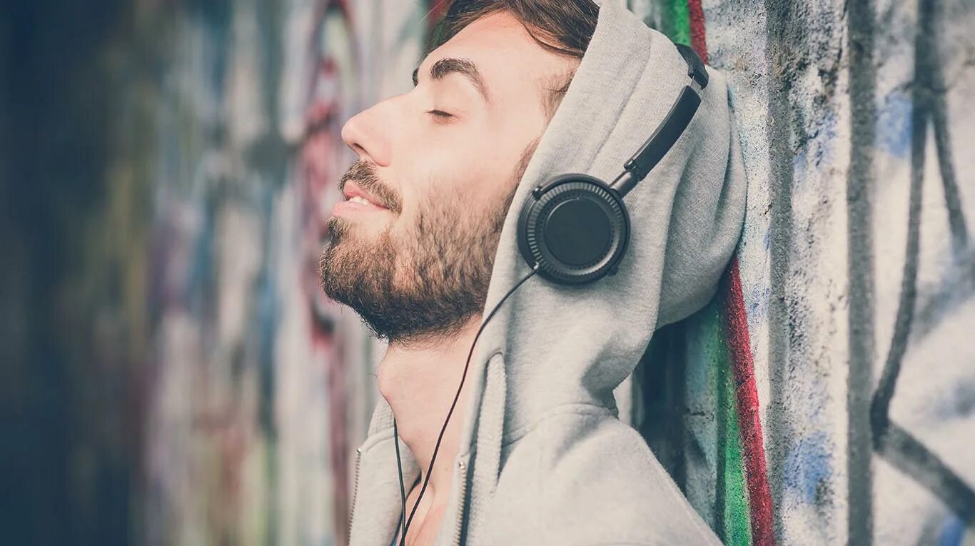 хипстеры молодежная субкультура. в наушниках и с бородой. хипстер с фотоаппаратом. хипстер слушать. что слушают хипстеры.