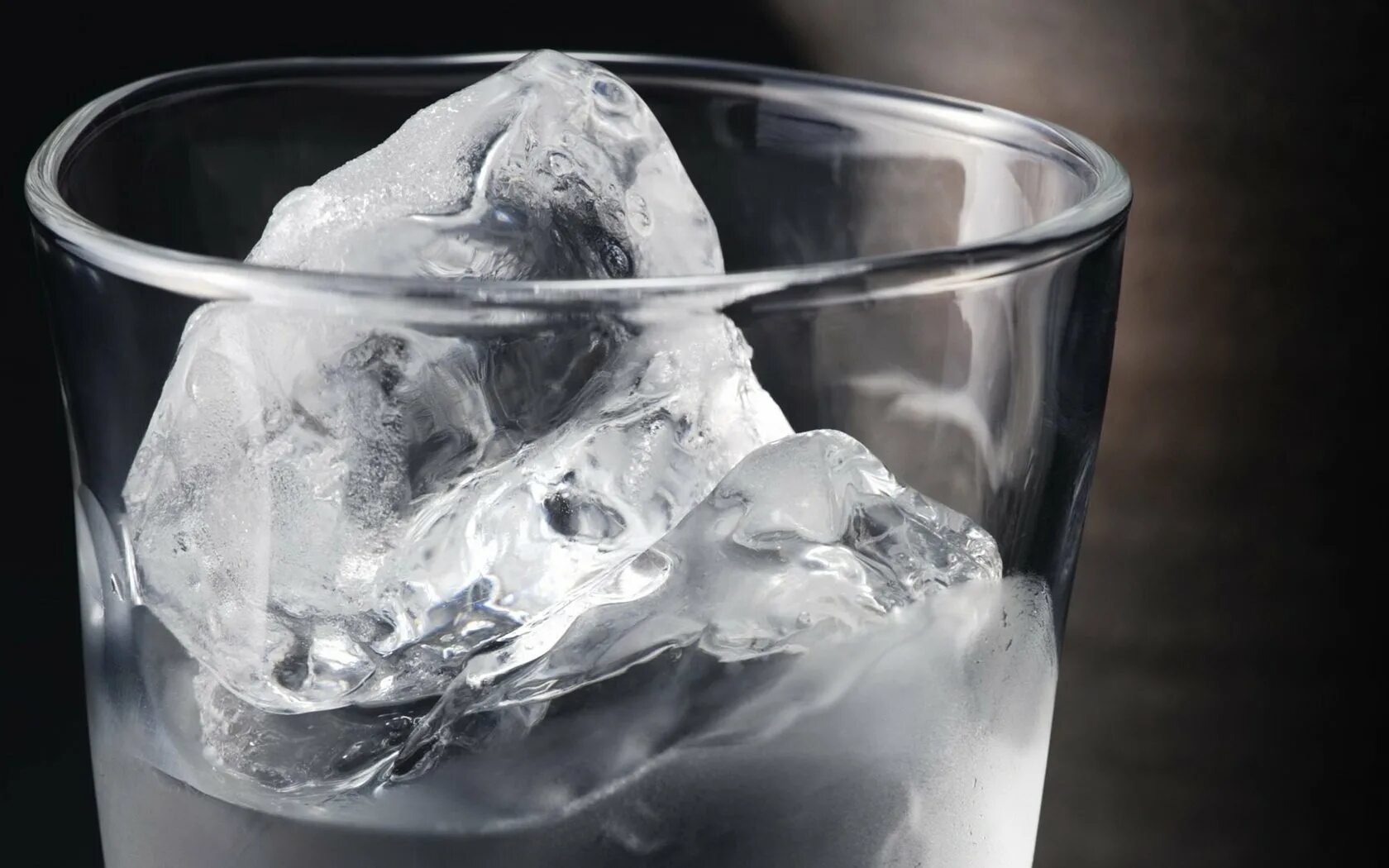 Жидкий лед с водой. Лед в стакане. Вода со льдом. Стакан холодной воды. Холодный стакан.