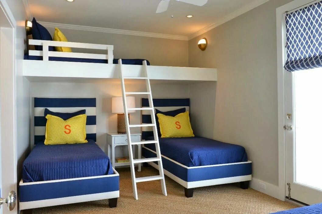 Три кровать детская. Комната с тремя кроватями. Интерьер детской с двухъярусной кроватью. Спальня для трех детей. Детские комнаты для троих детей.