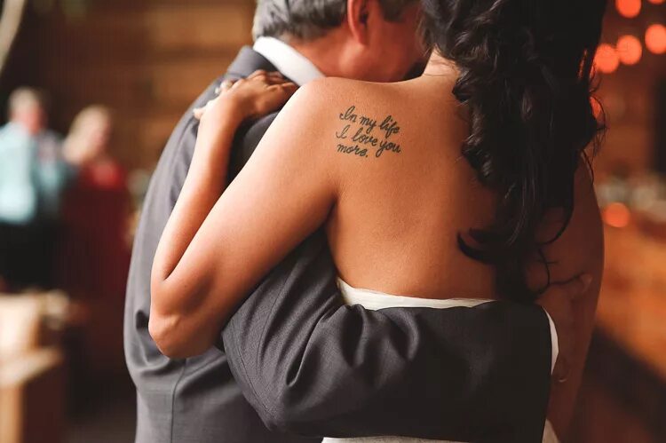 Тату для девушек. Тату мастер парень. Делает тату. Тату на плече для девушек надписи. Тату на плече.