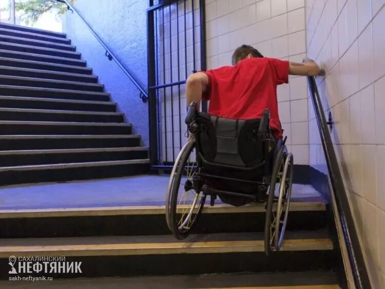 Коляска для спуска по лестнице. Коляска для ступенек инвалид. инвалидные кресла для подъема по лестнице. инвалидная коляска спускающаяся по ступенькам. пандус на лестницу для колясок.