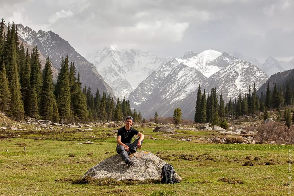 Киргизия в мае. Гора Кыргызстан турист. Природа Кыргызстана Алтын Арашан. Алайские горы Кыргызстан. Иссык-Куль и горы.