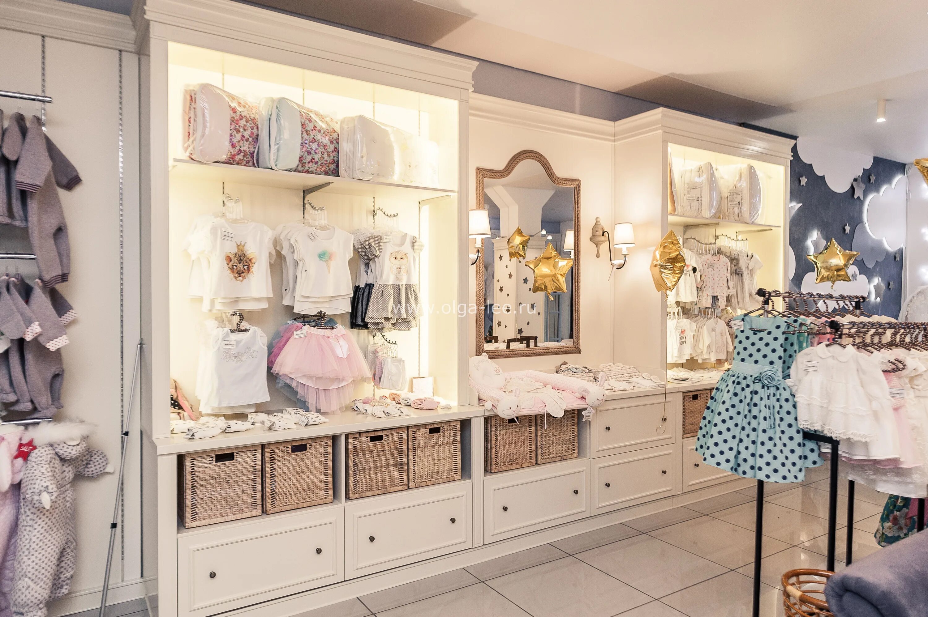 Современное название детского магазина. Интерьер магазина детской одежды. Модный малыш магазин. Интерьер детского магазина одежды. Модный детский магазин.