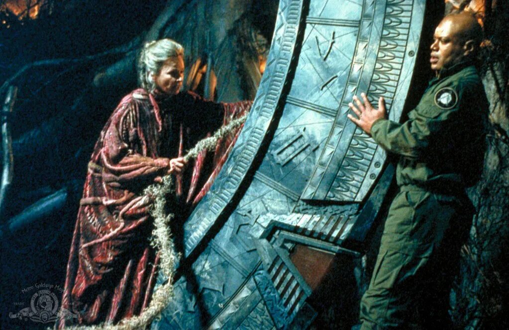 Покоритель звездных врат 3 аудиокнига. Звездные врата 1994. карлос лаучу звездные врата. звездные врата 2025.