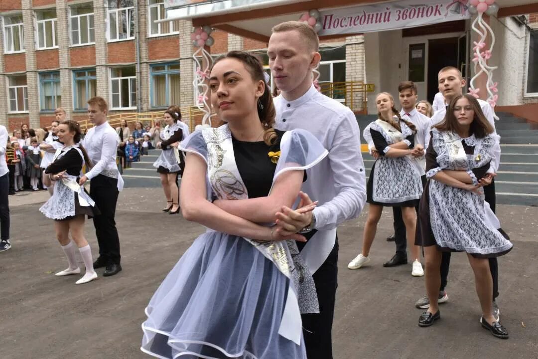 Выпуск школ 2016. Выпускники школа 2 Гусь-Хрустальный. С выпускным из школы. Выпускной в школе 2021. Выпускные линейки в школе.