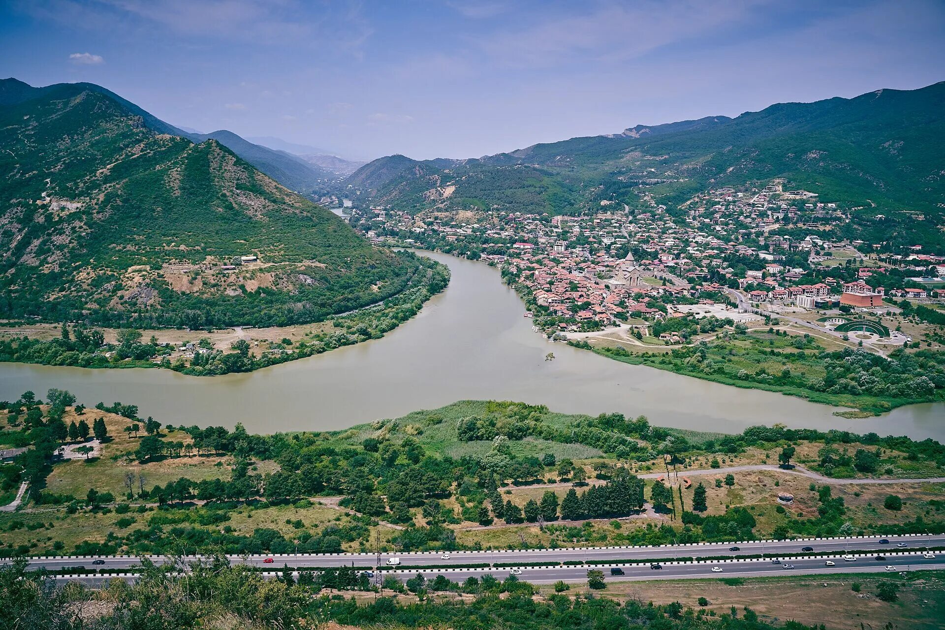 Река Арагви в Грузии. Джвари слияние Арагви. Мцхета Грузия река. Река кура Тбилиси.
