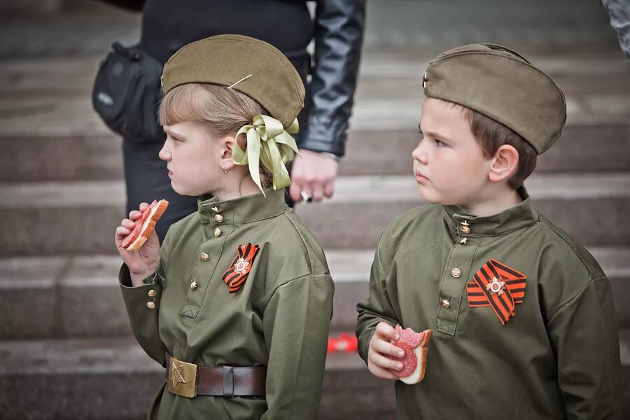 День победы подростки. Малыш в солдатской форме. Дети в военной форме. Мальчишки в солдатской форме. Дети в военной форме на 9 мая.