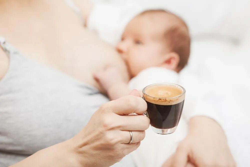 Пить кофе кормящей маме. Кофе на грудном вскармливании. Кофеин и грудное вскармливание. Кофе и младенец. Кофе с грудным молоком.